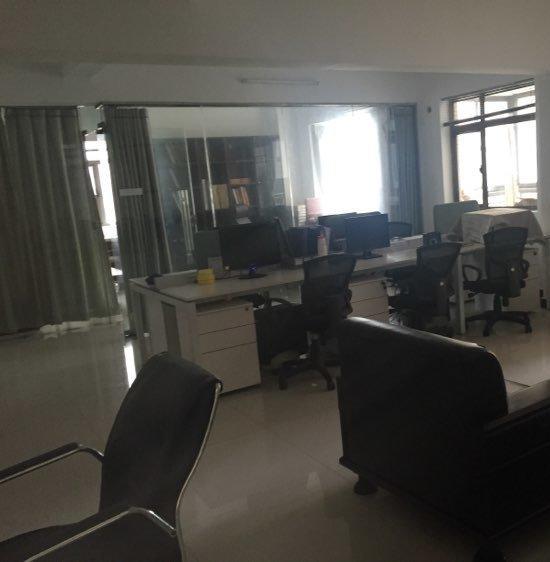 保麗廣場旁邊4樓3室2廳130平精裝好房低價出租?。。? src=