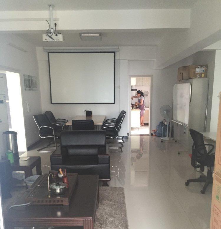 保麗廣場旁邊4樓3室2廳130平精裝好房低價出租?。?！