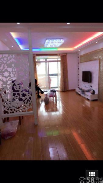 全身心漫步在一片阳光之中，闲适氛围随意流露