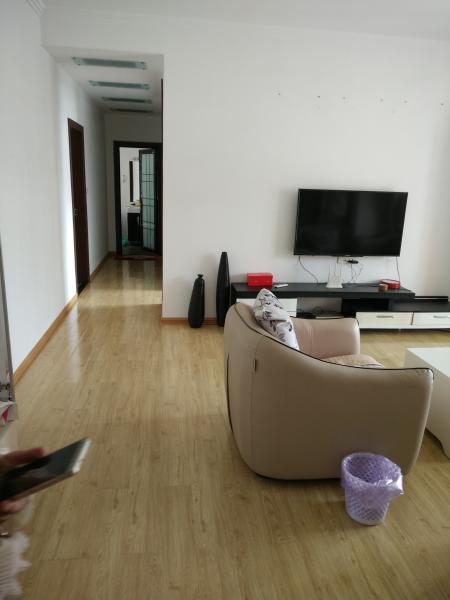 地鐵出口福星城一期3室2廳1衛(wèi)1陽臺(tái)精裝急租