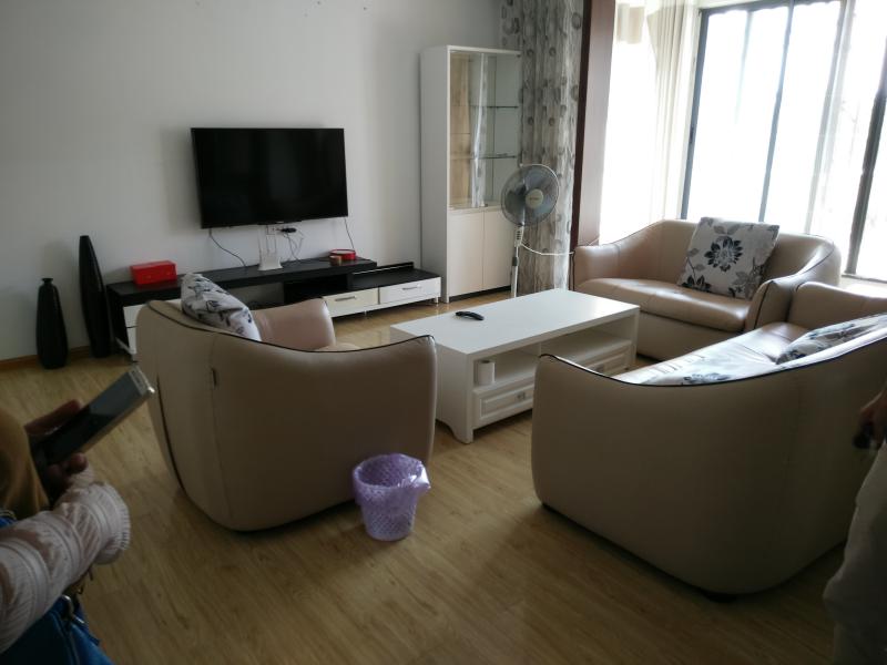 地鐵出口福星城一期3室2廳1衛(wèi)1陽臺(tái)精裝急租