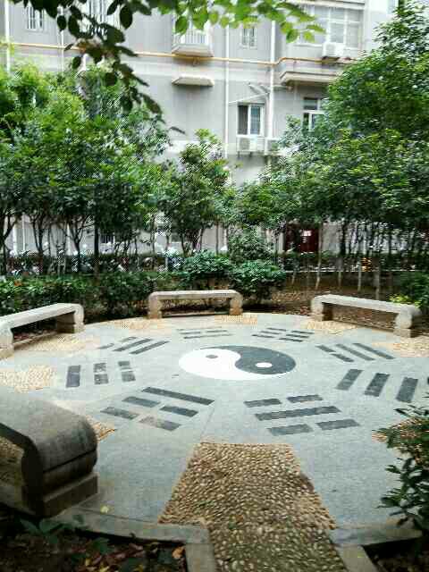 地段繁華，交通便利，大戶型