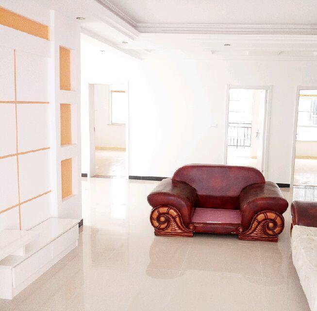 -----三軍帥府3室2廳1衛(wèi)132平，四樓精裝出租----