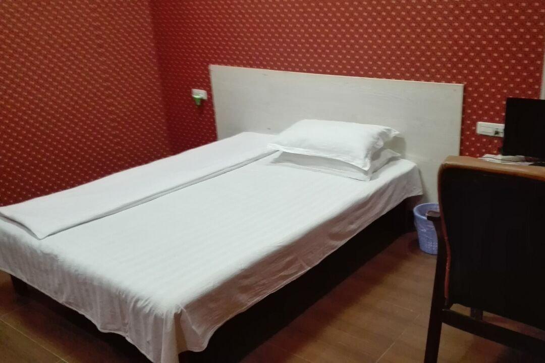 湖北工程学院1室0厅20平米 装修押一付一(个人)