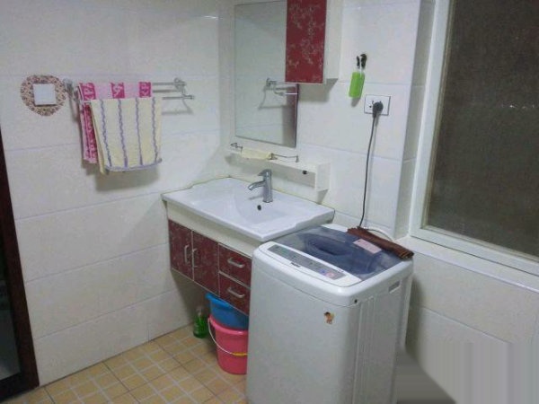 南大三軍小區(qū)一套2室2廳1廚1衛(wèi)精裝房出租,家電家具天燃?xì)? src=