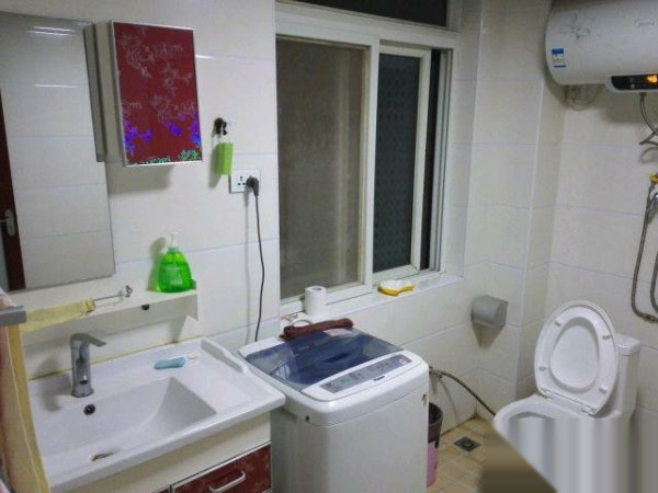 南大三軍小區(qū)一套2室2廳1廚1衛(wèi)精裝房出租,家電家具天燃?xì)? src=