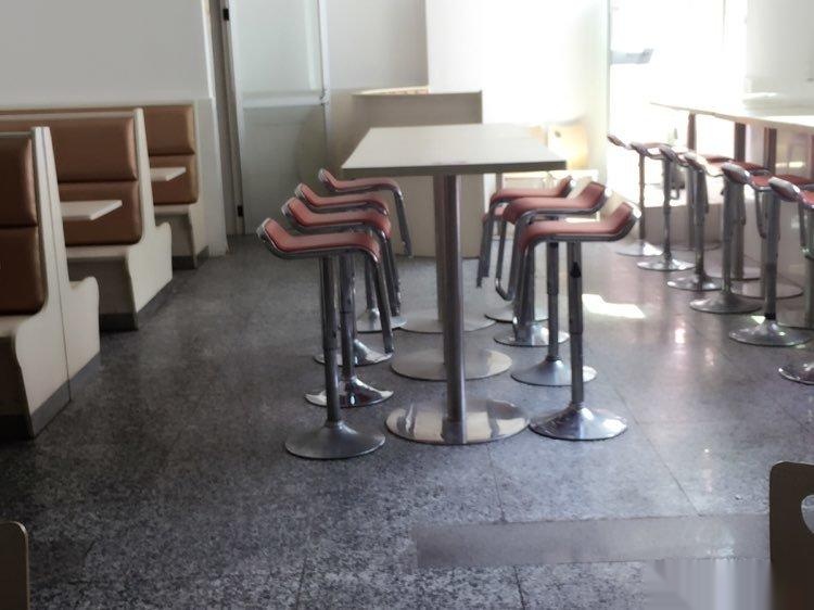 （出售）孝感工程學院攤位柜臺200平米急轉(zhuǎn)含半年租