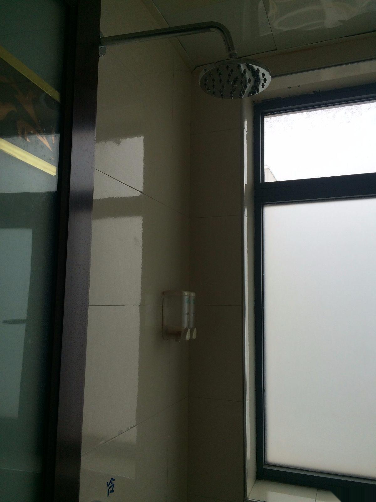 孝南國(guó)貿(mào)大廈1室1廳35平米精裝修押一付三(個(gè)人)