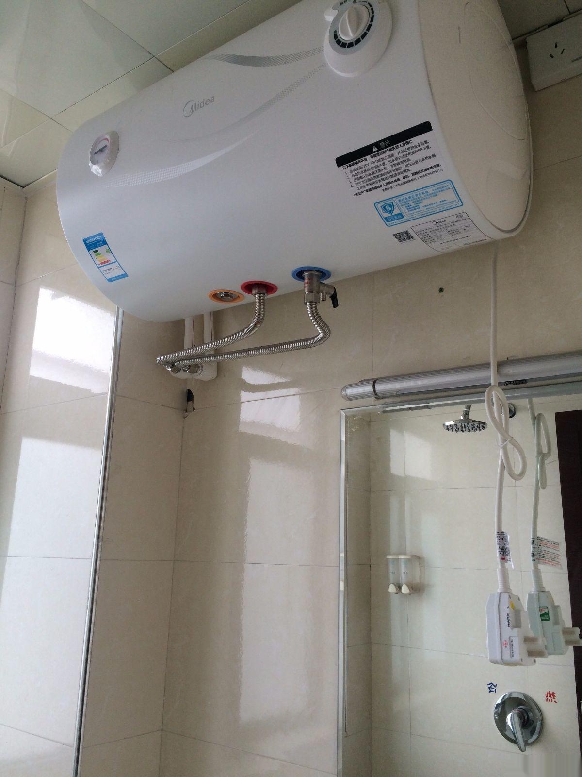 孝南國(guó)貿(mào)大廈1室1廳35平米精裝修押一付三(個(gè)人)