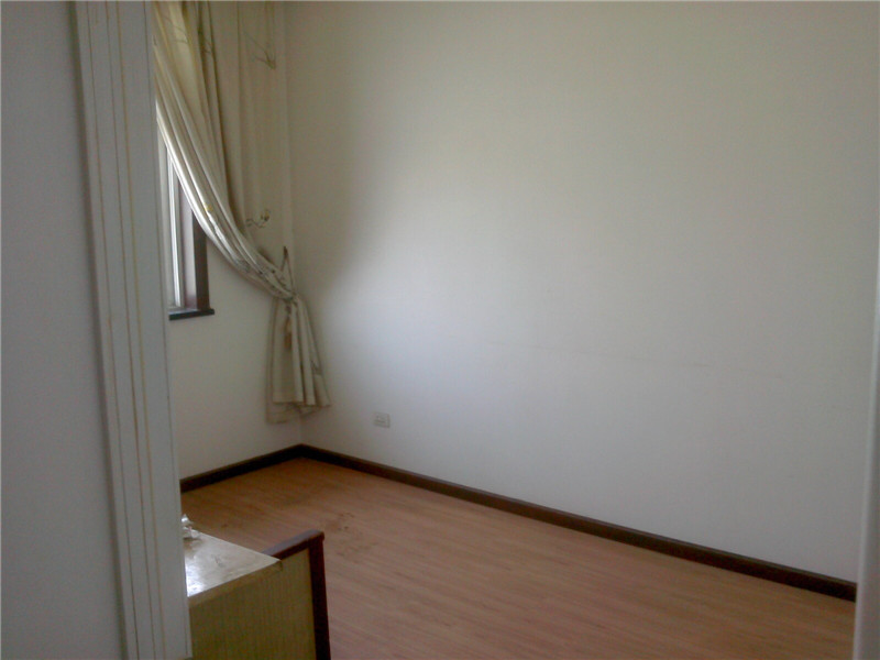 A1032東苑小區(qū)三室二廳一衛(wèi)3/6中裝南北朝向大陽(yáng)臺(tái)