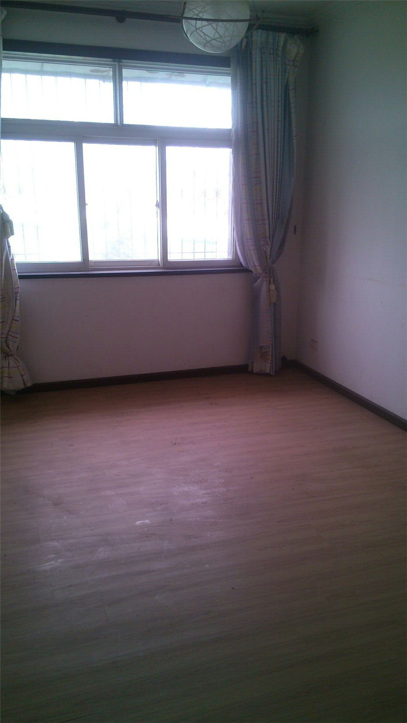 A1032東苑小區(qū)三室二廳一衛(wèi)3/6中裝南北朝向大陽(yáng)臺(tái)