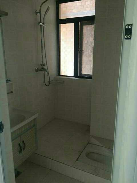 中建國(guó)際花園精裝帶家具家電房東誠(chéng)心出售