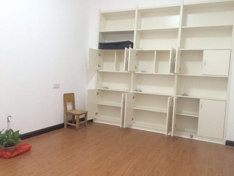 中建國(guó)際花園精裝修122平?jīng)]住過