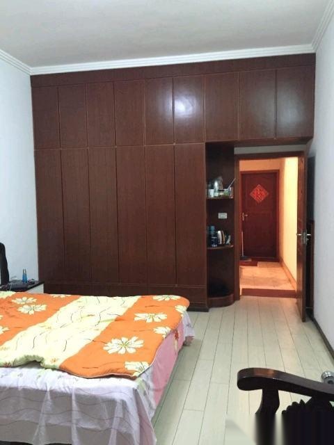 出售:孝南惠民路車站菜場(chǎng)旁5室2廳3衛(wèi)195㎡55萬(wàn)