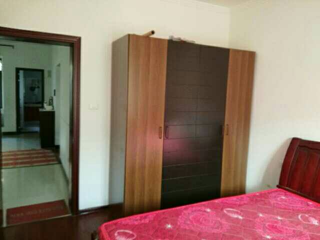 精裝三房，采光明亮，交通方便，上學方便