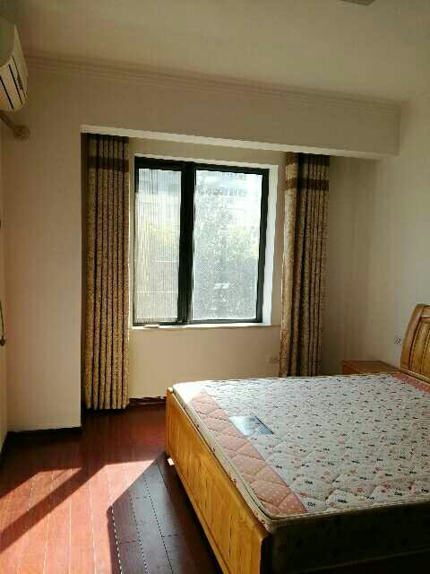 精裝三房，采光明亮，交通方便，上學方便