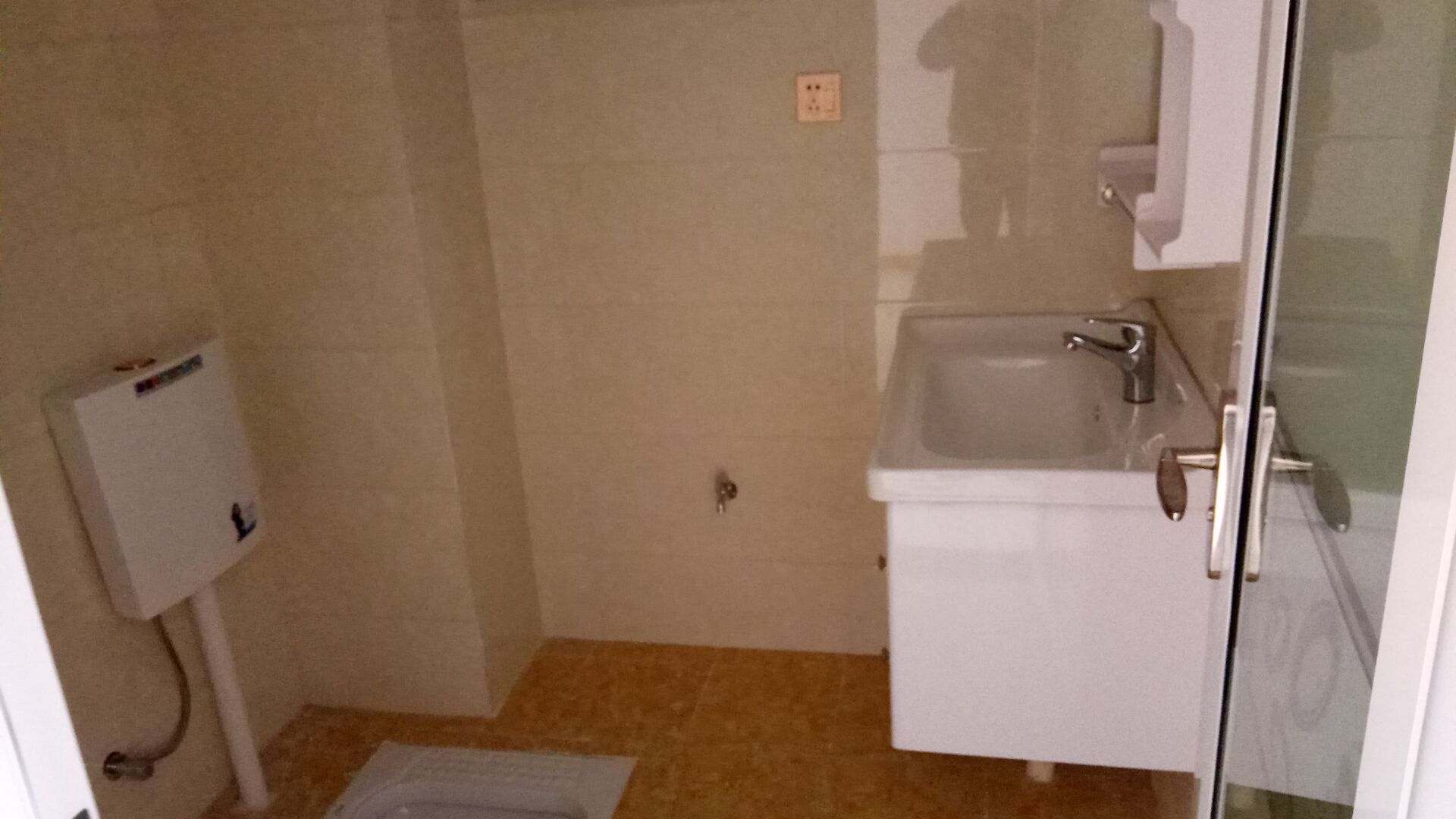 保麗國(guó)際廣場(chǎng)四號(hào)寫(xiě)字樓小戶型簡(jiǎn)裝房出租，可商用，可自住