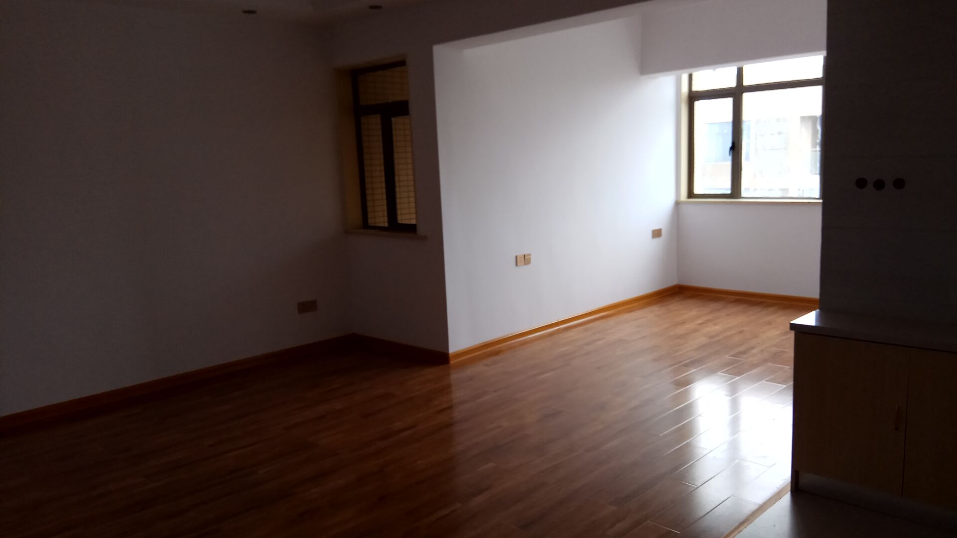 保麗國際廣場(chǎng)四號(hào)寫字樓小戶型簡裝房出租，可商用，可自住