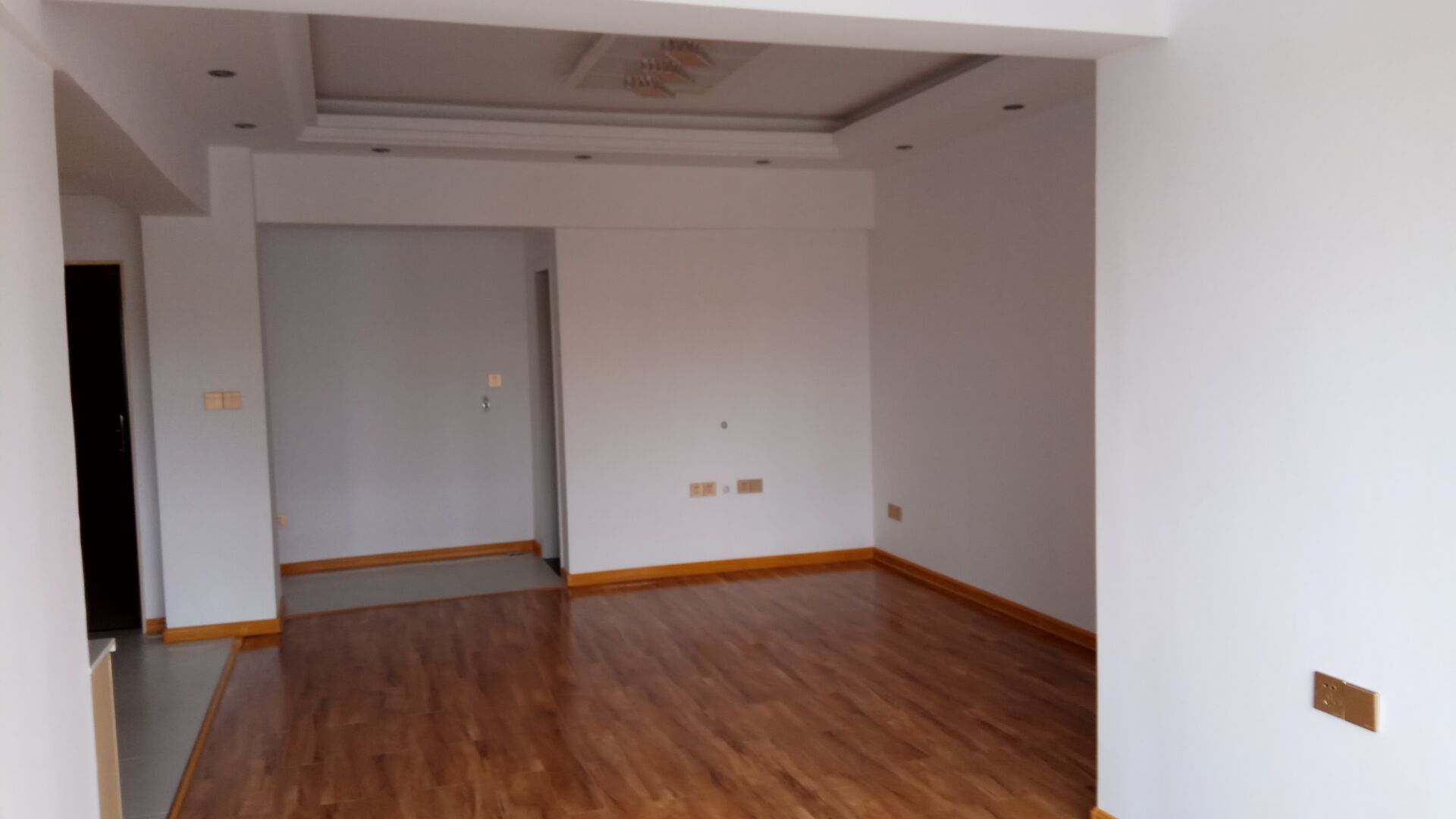 保麗國際廣場(chǎng)四號(hào)寫字樓小戶型簡裝房出租，可商用，可自住