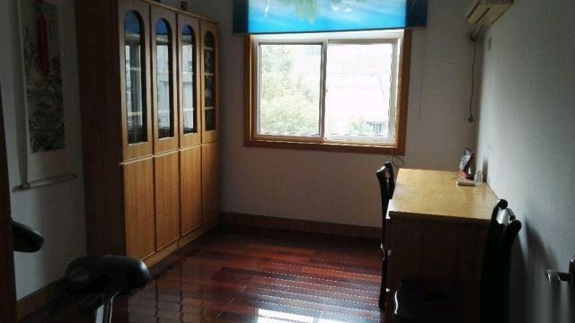 --------香澳路步行街3室2厅1卫1900元(个人)