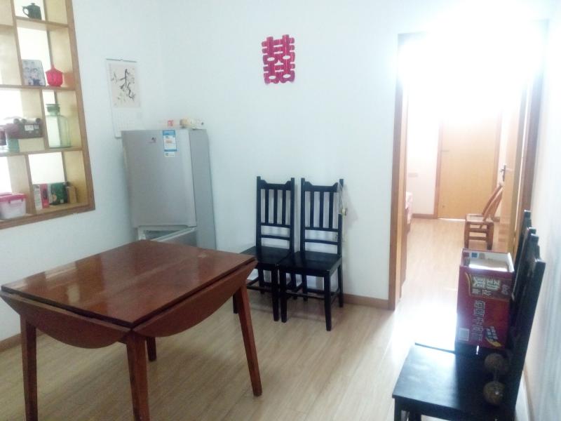 長(zhǎng)征路八里街理絲小區(qū)三樓3室1廳1衛(wèi)雙陽(yáng)臺(tái)中裝28萬(wàn)