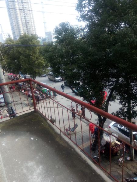 長(zhǎng)征路八里街理絲小區(qū)三樓3室1廳1衛(wèi)雙陽(yáng)臺(tái)中裝28萬(wàn)