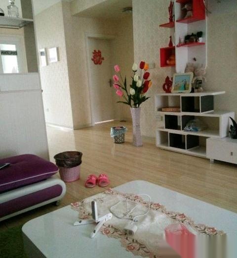 -------黃陂西路水木清華小區(qū)精裝2室1廳1衛(wèi)1600元