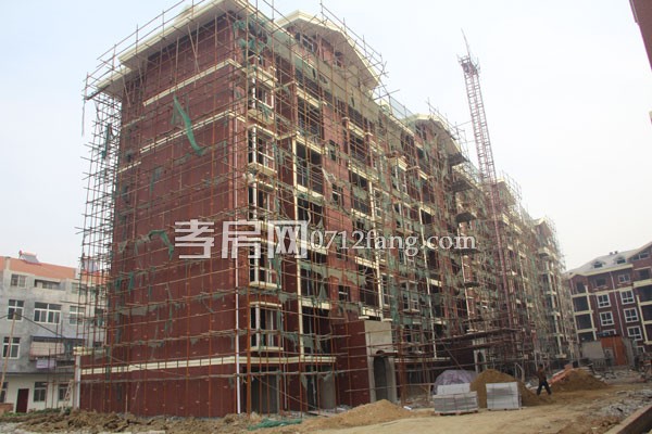 英倫風(fēng)情新進(jìn)度 2號樓正在拆除腳手架