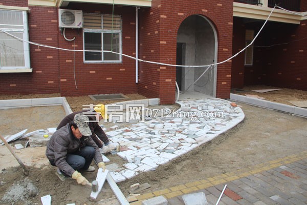 英倫風(fēng)情新進(jìn)度 2號樓正在拆除腳手架