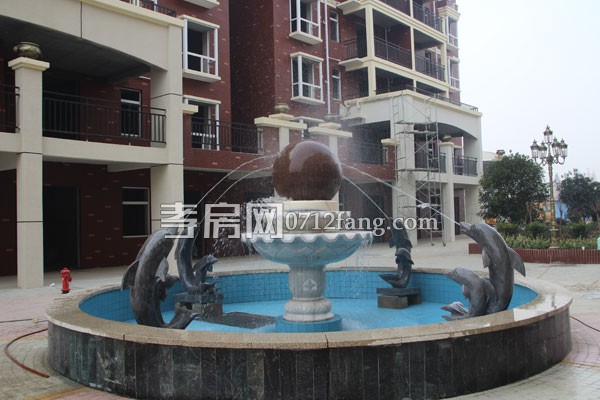 英倫風(fēng)情新進(jìn)度 2號樓正在拆除腳手架