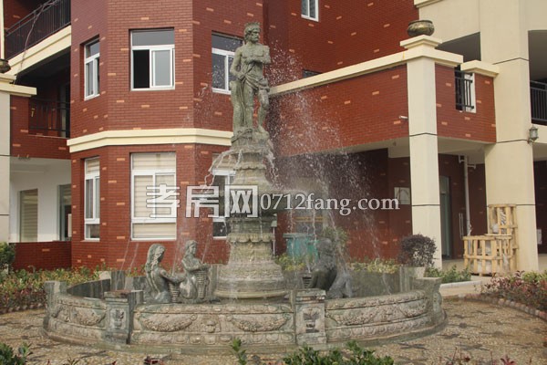 英倫風(fēng)情新進(jìn)度 2號樓正在拆除腳手架