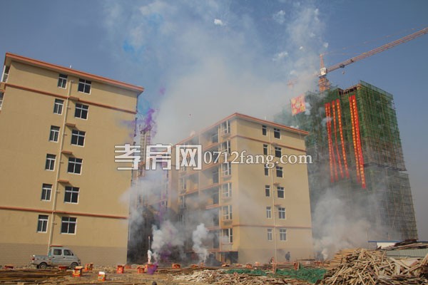 雙城匯15號(hào)樓喜封金頂 12號(hào)樓地基已開(kāi)工