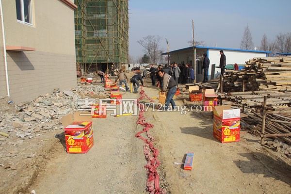 雙城匯15號(hào)樓喜封金頂 12號(hào)樓地基已開(kāi)工