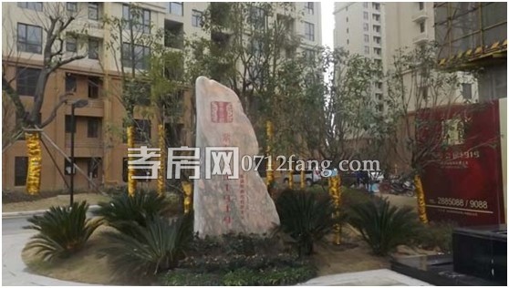 小區(qū)入口處