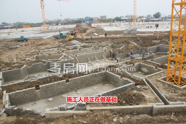 施工人員正在做基礎(chǔ)