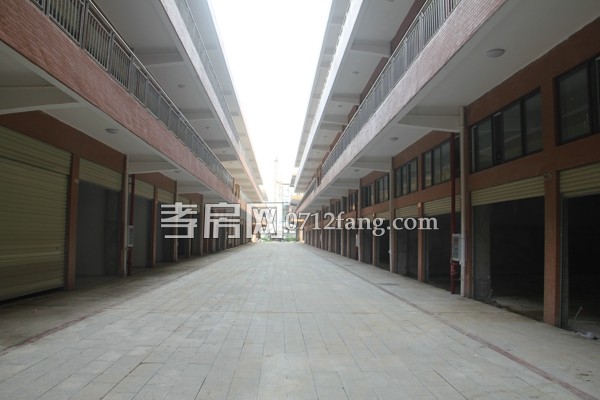 建材城B區(qū)街區(qū)清理工作已經(jīng)完畢，店招裝修正在籌備中