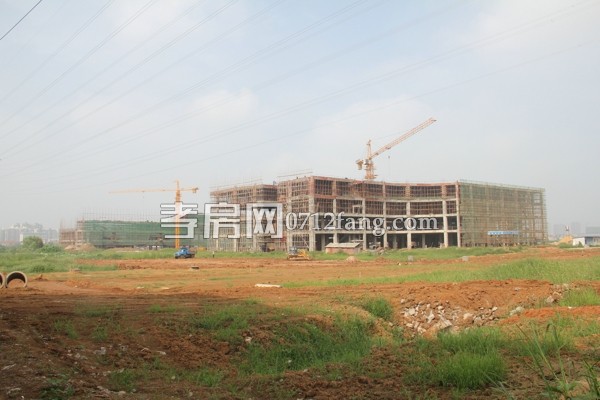 商貿(mào)城四層框架已起，建設(shè)正在進(jìn)行