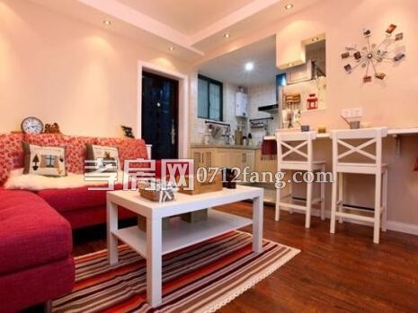 混搭<a class=link_word  data-cke-saved-href=http://www.365zxb.com/cases/index.htm href=http://www.365zxb.com/cases/index.htm target=_blank>風(fēng)格</a>客廳