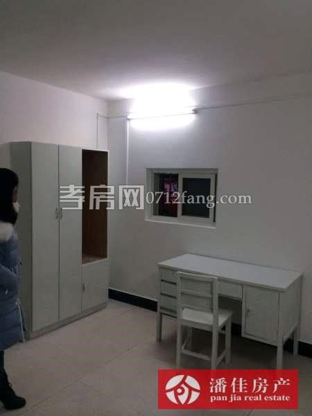 【潘佳房產(chǎn)推薦】 【香澳路步行街車庫30㎡，高2.7m，新裝修帶廚房廁所，可以住人，13萬，有圖】