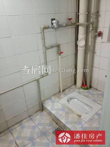 【潘佳房產(chǎn)推薦】【香澳路步行街車庫30㎡，高2.7m，新裝修帶廚房廁所，可以住人，13萬，有圖】