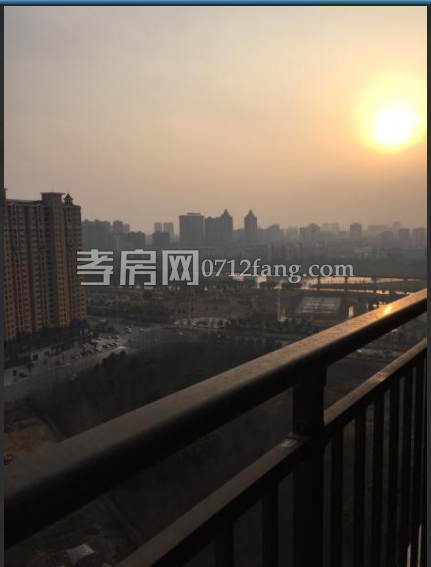 地理位置優(yōu)越，位于槐蔭公園以東，輕軌公交出行便利