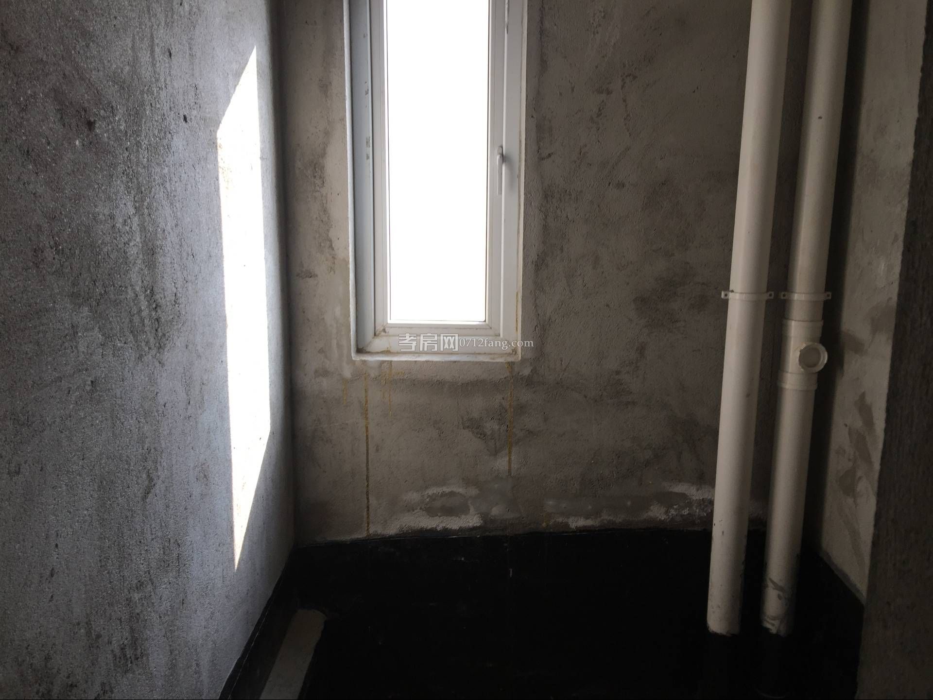 灣流匯，城際鐵路旁