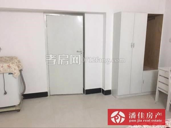 【潘佳房產(chǎn)推薦】香澳路步行街車庫30㎡，高2.7m，新裝修帶廚房廁所，可以住人，13萬，有圖】