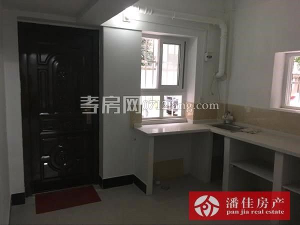 【潘佳房產(chǎn)推薦】香澳路步行街車庫30㎡，高2.7m，新裝修帶廚房廁所，可以住人，13萬，有圖】