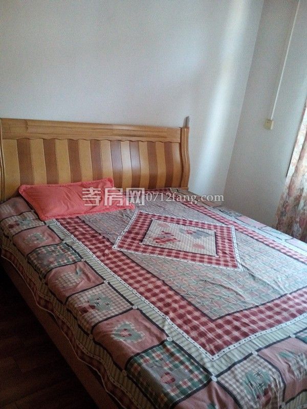 文化路金鯉譚三室一廳一衛(wèi)