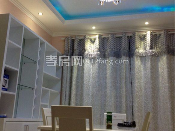 錦繡后湖二期電梯房經(jīng)典三房，131.36平精裝修中間