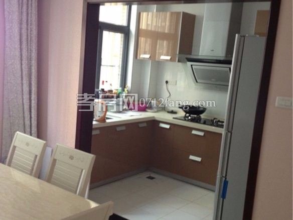 錦繡后湖二期電梯房經(jīng)典三房，131.36平精裝修中間