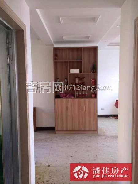 滿五 永新小區(qū)3室2廳1衛(wèi)126平簡(jiǎn)單裝修3樓