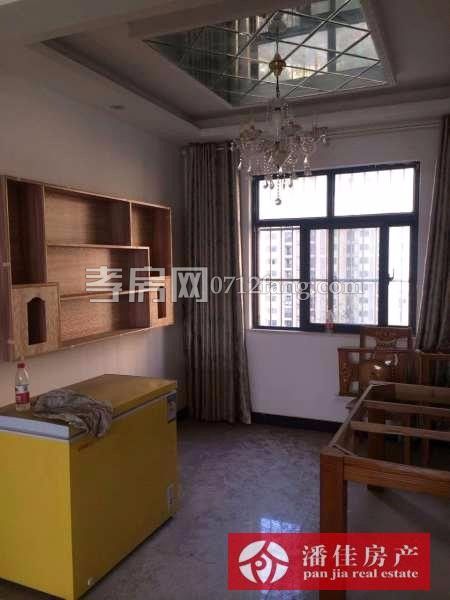 滿五 永新小區(qū)3室2廳1衛(wèi)126平簡(jiǎn)單裝修3樓