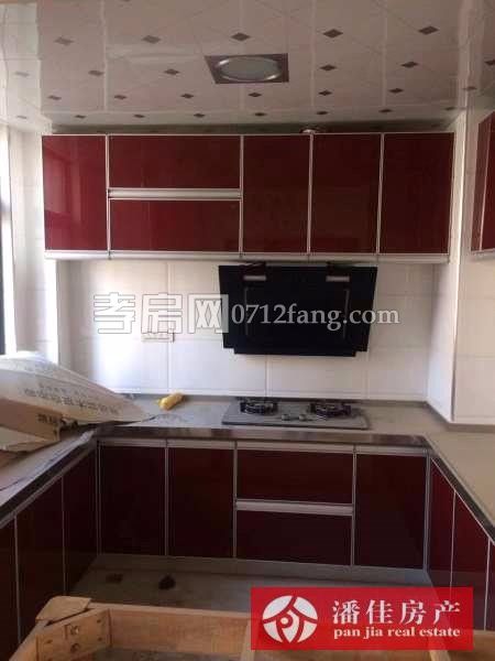 滿五 永新小區(qū)3室2廳1衛(wèi)126平簡(jiǎn)單裝修3樓